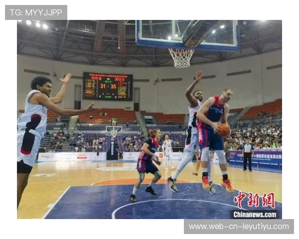 “简阳文体中心：篮球选手在赛场上挑战极限突破”